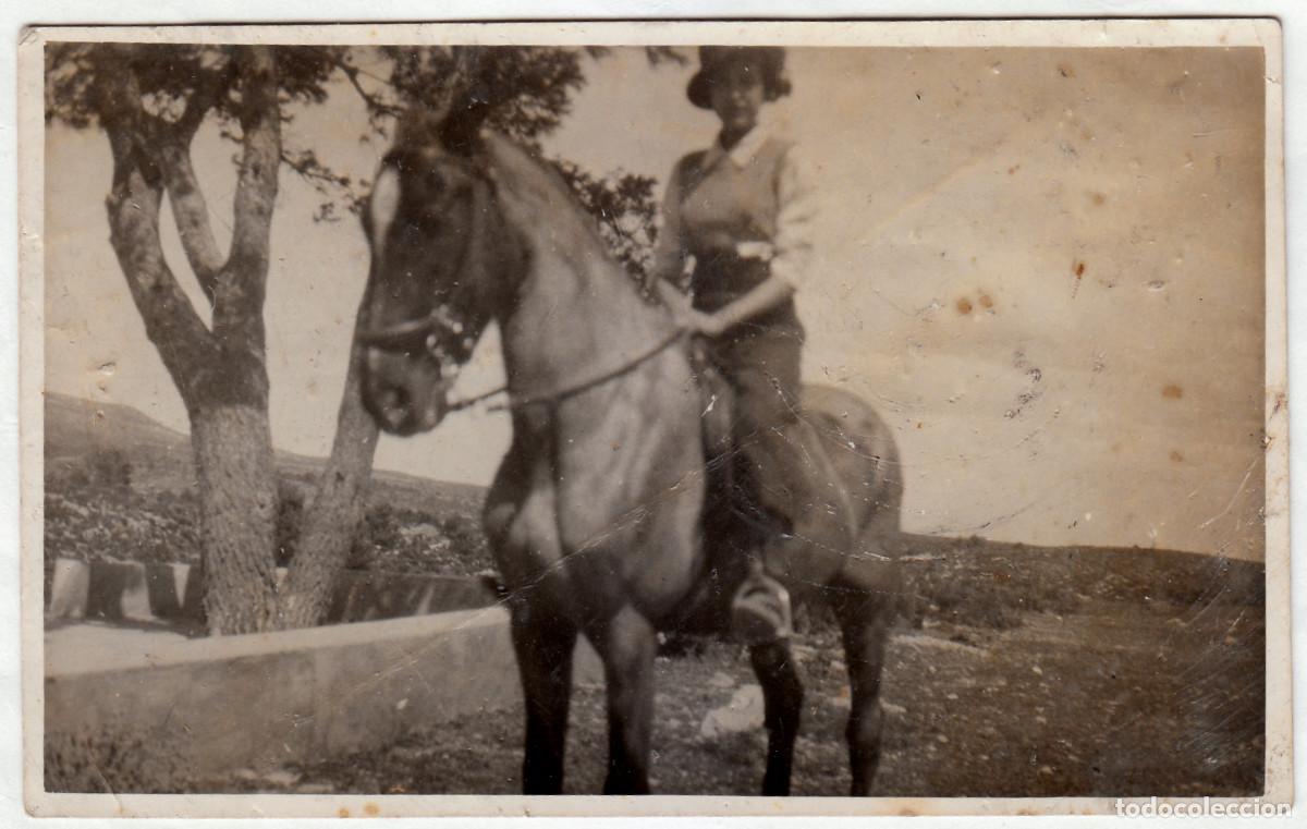 Fotograf&iacute;a antigua: Amazona. Chica montando a caballo. A&ntilde;os 30-40 bm