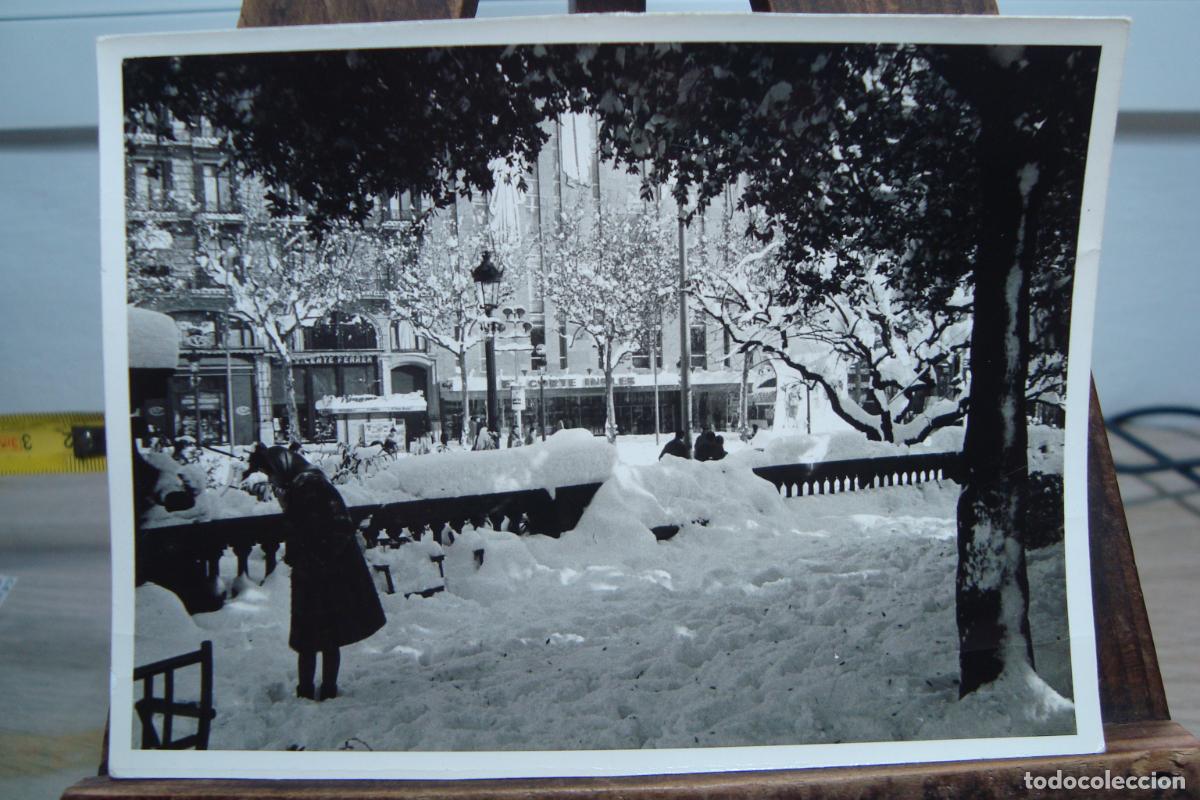Fotograf&iacute;a antigua: ANTIGUA FOTOGRAFIA BARCELONA NEVADA 1962. CORTE INGLES