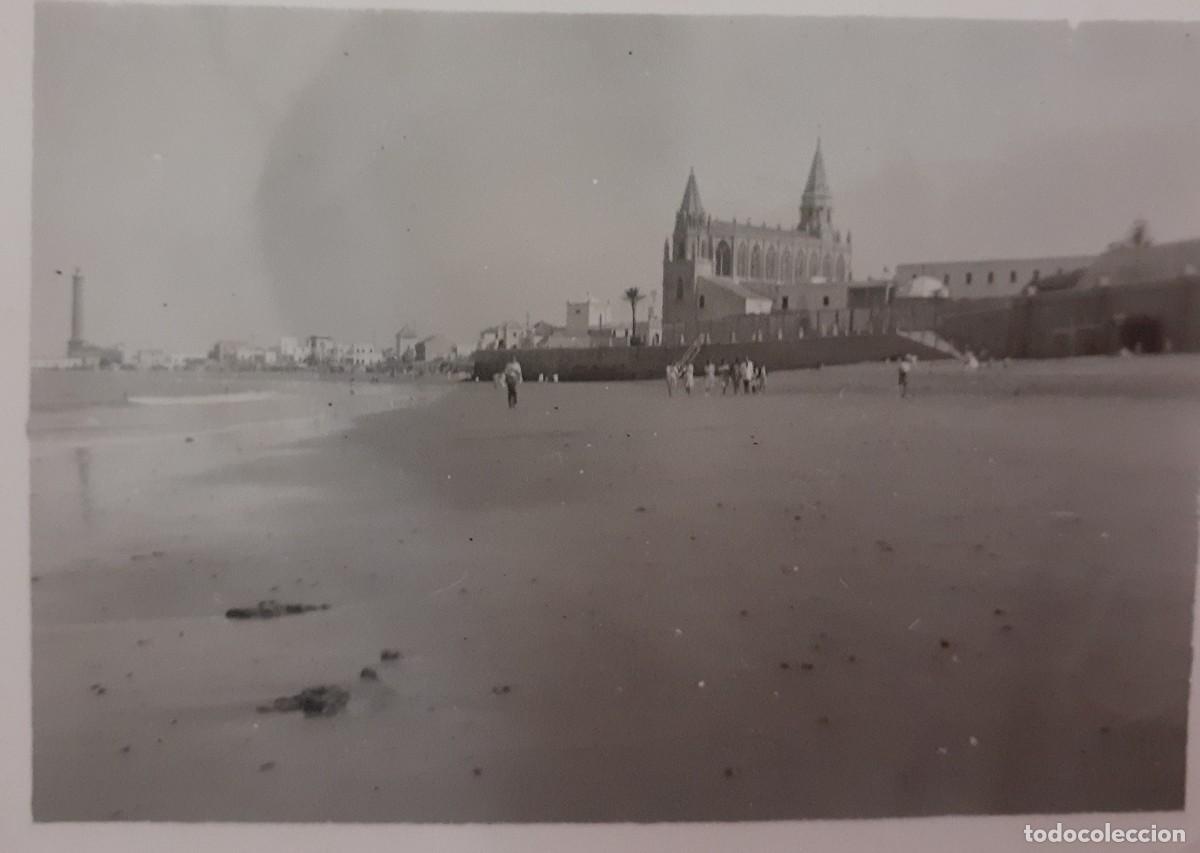 Fotograf&iacute;a antigua: CHIPIONA, 1944, ESCENA DE PLAYA, 8,5X6 CM.