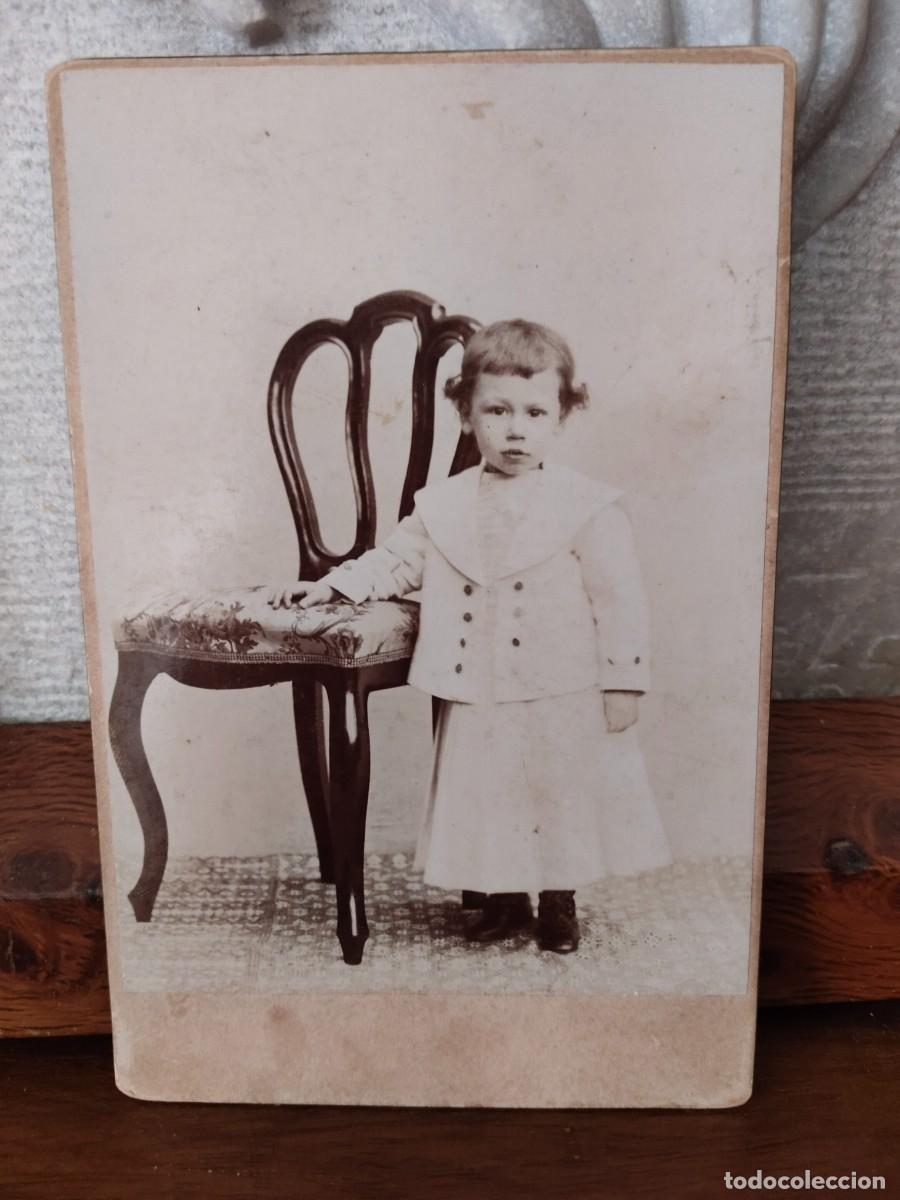 Antique Photography: Fotograf&iacute;a ni&ntilde;a posando. Principios del XX. 10,3 x 16 cm.