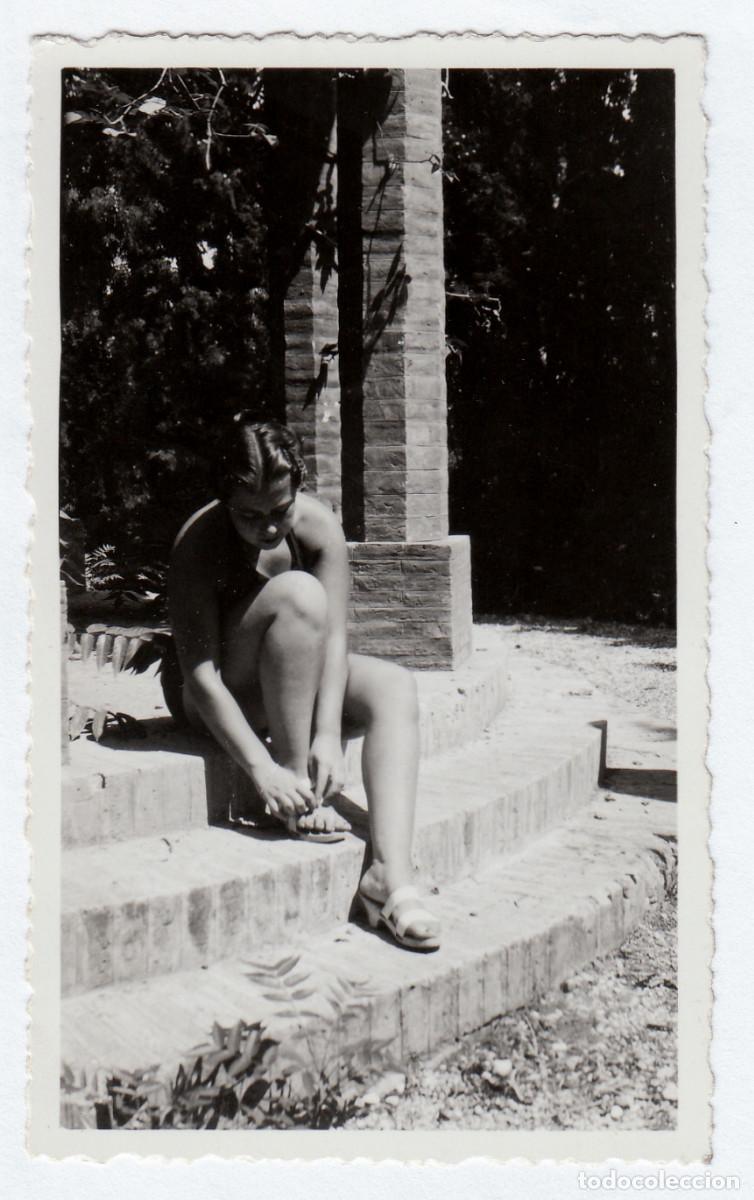 Fotograf&iacute;a antigua: Bonita foto. Chica sentada at&aacute;ndose la sandalia. A&ntilde;os 30? bm