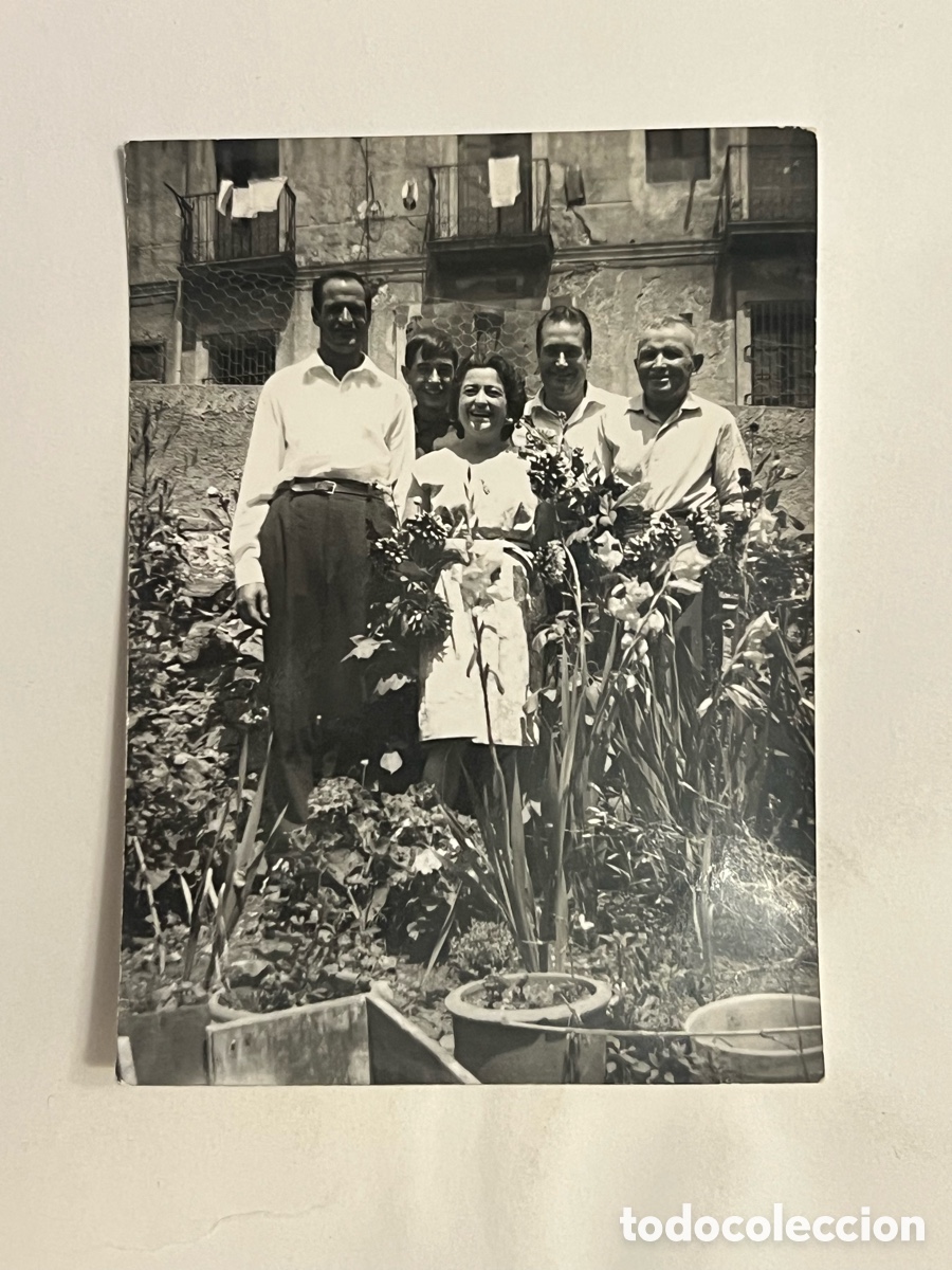Fotografia antiga: OGASSA (Girona) Fotograf&iacute;a familiar un d&iacute;a en el jard&iacute;n.. Verano de 1965. Medidas: 7,5 x 10,5 cm