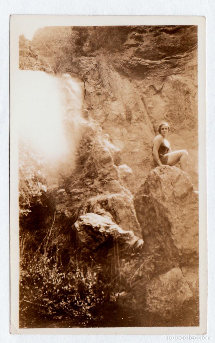 Fotograf&iacute;a antigua: Moderna chica luciendo en ba&ntilde;ador sobre las rocas. A&ntilde;os 30 bm