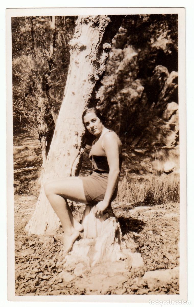 Fotograf&iacute;a antigua: Moderna chica luciendo ba&ntilde;ador sentada en una roca. A&ntilde;os 30 bm
