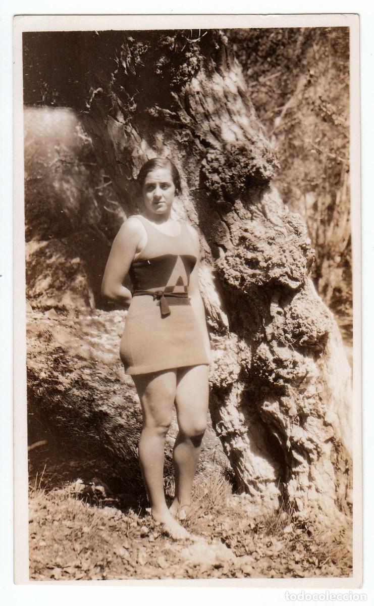 Fotograf&iacute;a antigua: Moderna chica luciendo ba&ntilde;ador junto a un &aacute;rbol. A&ntilde;os 30 bm