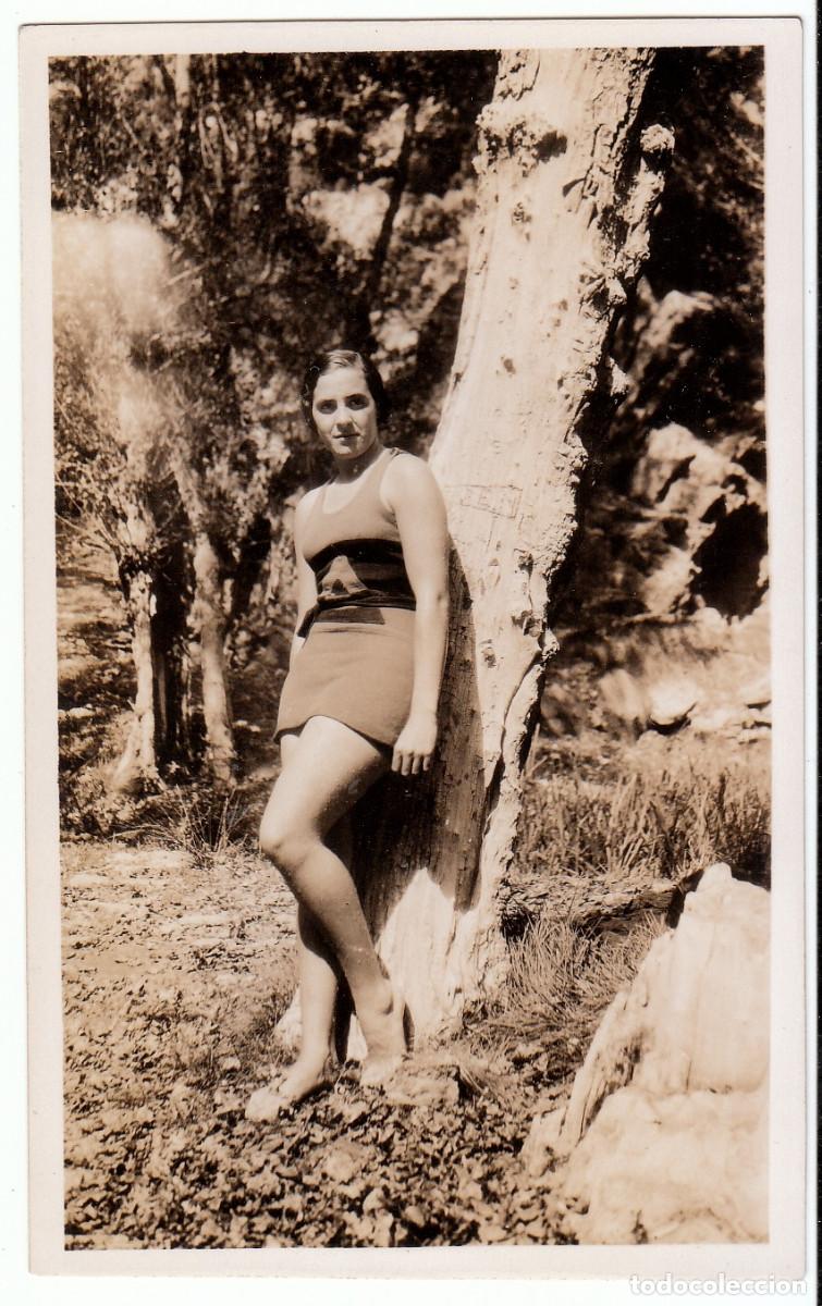 Fotograf&iacute;a antigua: Moderna chica luciendo ba&ntilde;ador apoyada en un &aacute;rbol. A&ntilde;os 30 bm