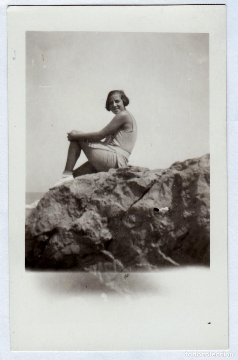 Fotograf&iacute;a antigua: Moderna chica luciendo ba&ntilde;ador sobre las rocas. A&ntilde;os 30 bm