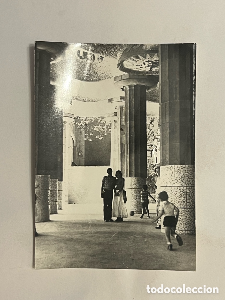Fotografia antica: GAUDI, Parque Guell.. Barcelona. Fotograf&iacute;a un d&iacute;a de paseo.. Verano de 1970, Medidas: 7,5 x 10,5