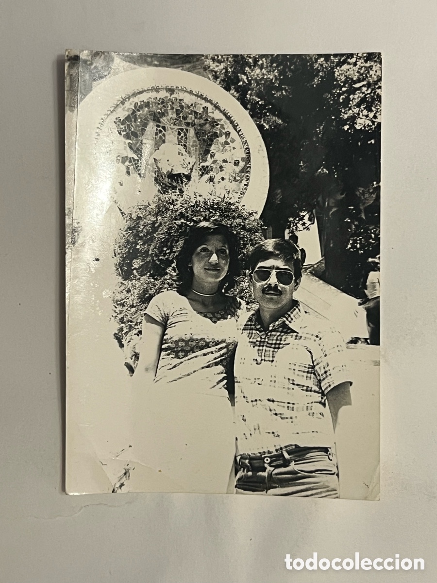 Fotograf&iacute;a antigua: GAUDI, Parque Guell.. Barcelona. Fotograf&iacute;a un d&iacute;a de paseo.. Verano de 1970, Medidas: 7,5 x 10,5
