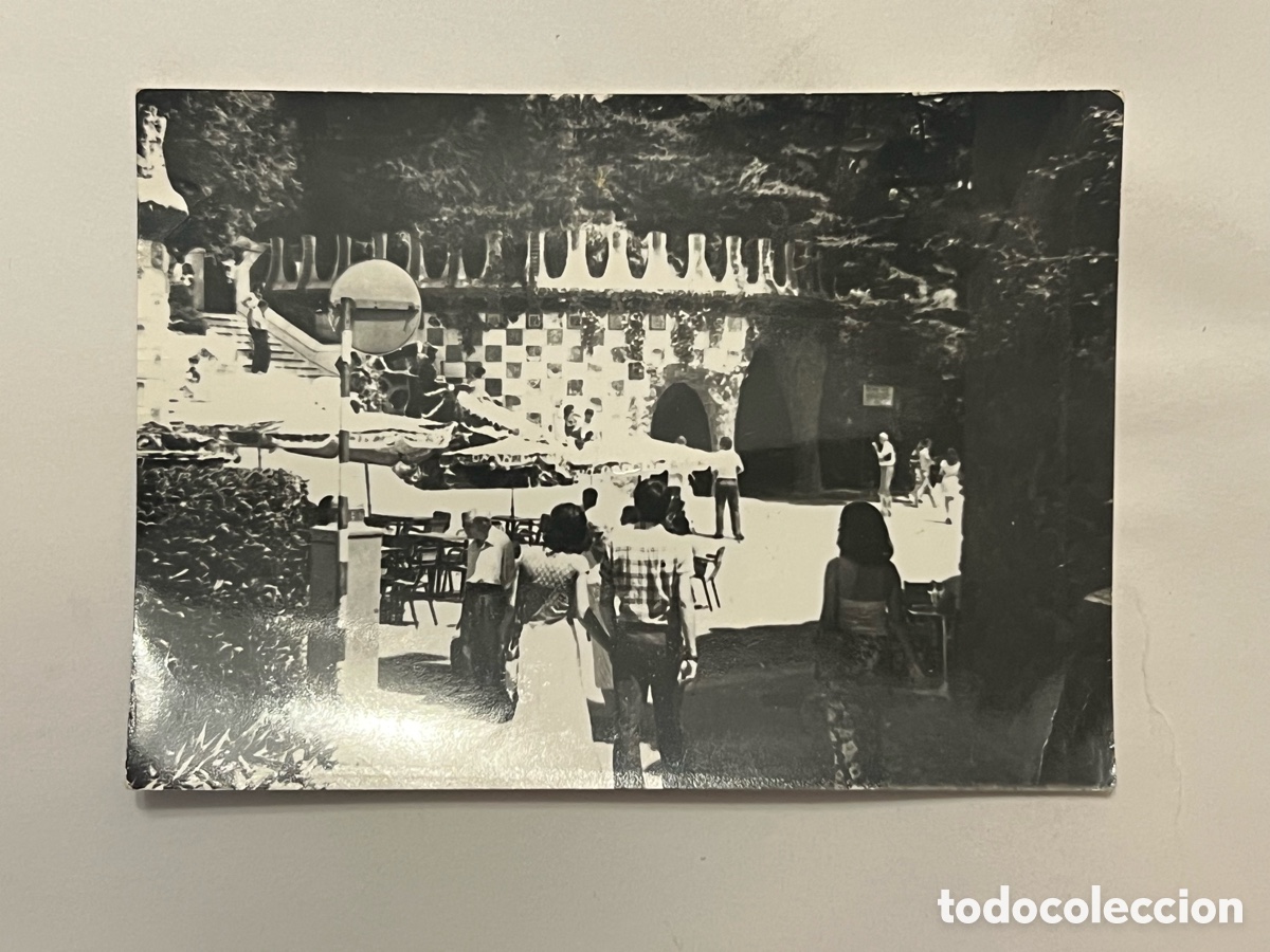 Photographie ancienne: GAUDI, Parque Guell.. Barcelona. Fotograf&iacute;a un d&iacute;a de paseo.. Verano de 1970, Medidas: 7,5 x 10,5