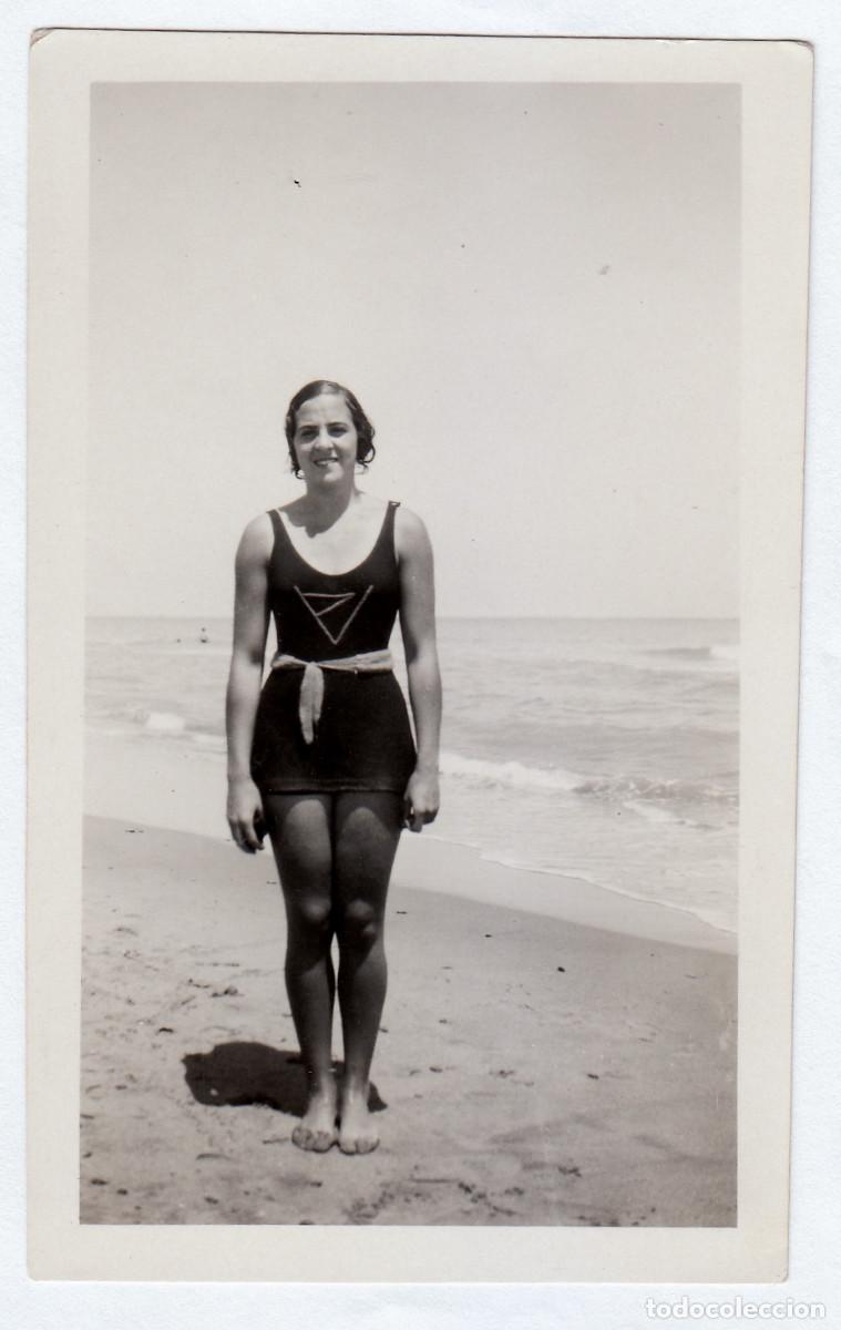Fotograf&iacute;a antigua: Moderna chica luciendo ba&ntilde;ador en la playa. A&ntilde;os 30 bm