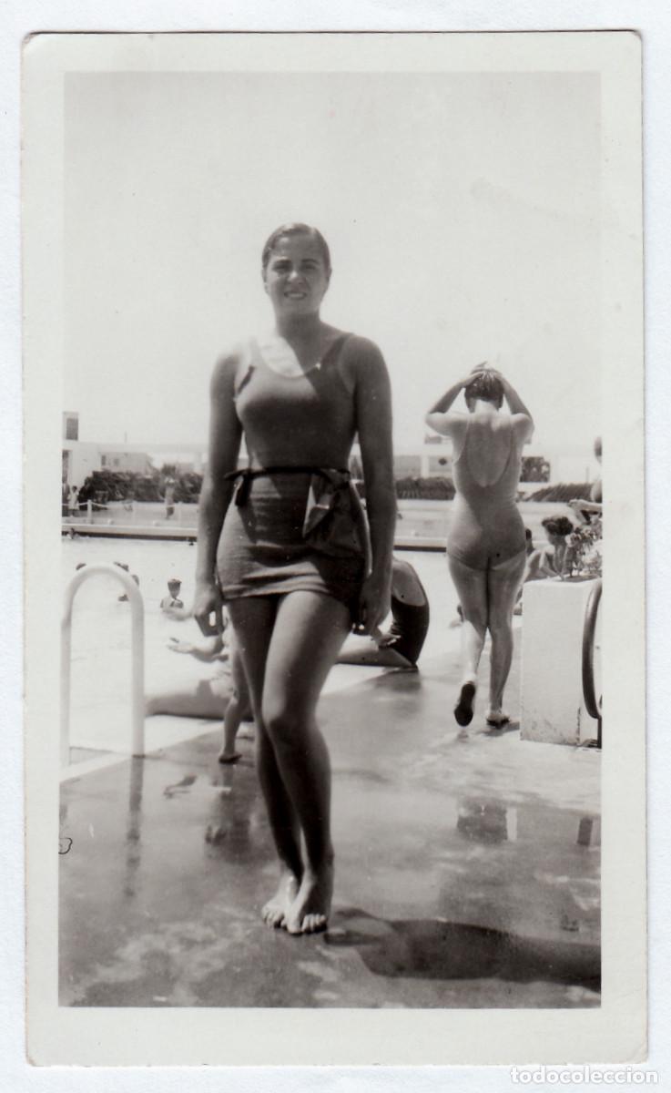 Fotograf&iacute;a antigua: Moderna chica luciendo ba&ntilde;ador en la piscina. A&ntilde;os 30 bm
