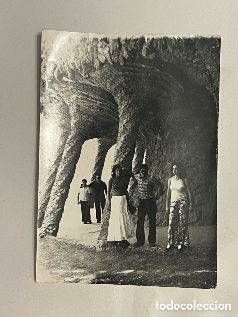Fotografia antica: GAUDI, Parque Guell.. Barcelona. Fotograf&iacute;a un d&iacute;a de paseo.. Verano de 1970, Medidas: 7,5 x 10,5
