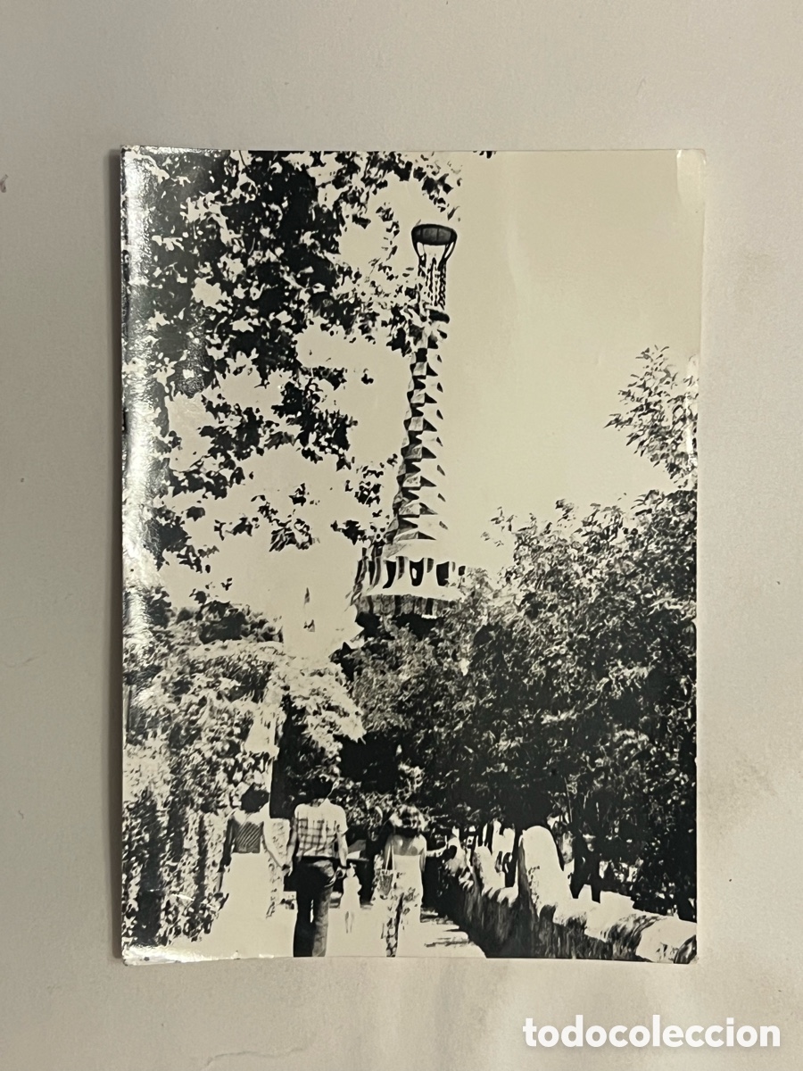 Fotografia antica: GAUDI, Parque Guell.. Barcelona. Fotograf&iacute;a un d&iacute;a de paseo.. Verano de 1970, Medidas: 7,5 x 10,5