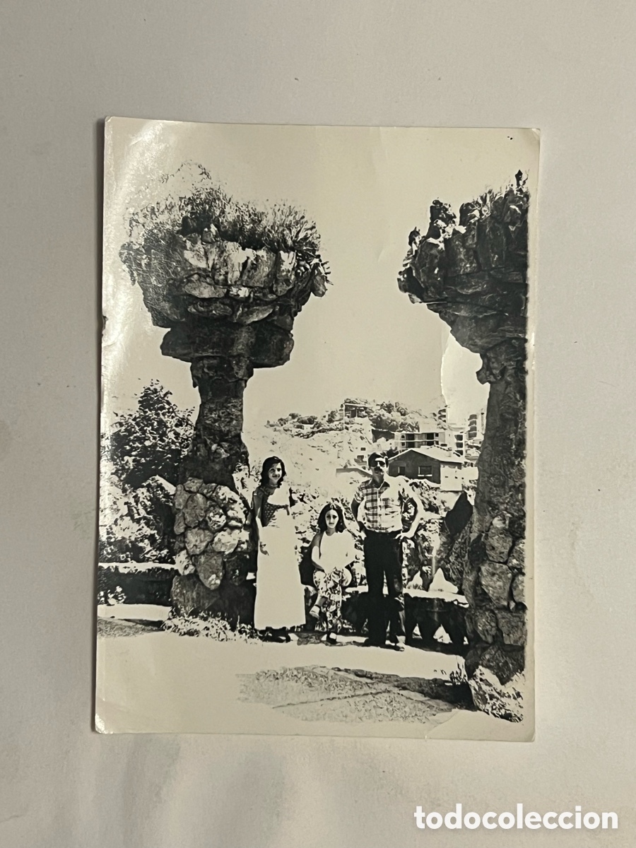 Fotografia antiga: GAUDI, Parque Guell.. Barcelona. Fotograf&iacute;a un d&iacute;a de paseo.. Verano de 1970, Medidas: 7,5 x 10,5