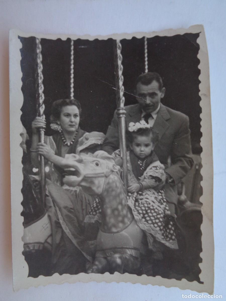 Fotograf&iacute;a antigua: MINUTERO DE FERIA : NI&Ntilde;A VESTIDA DE FLAMENCA Y SU MADRE TAMBIEN, EN LOS CABALLITOS DEL TIOVIVO, 1951
