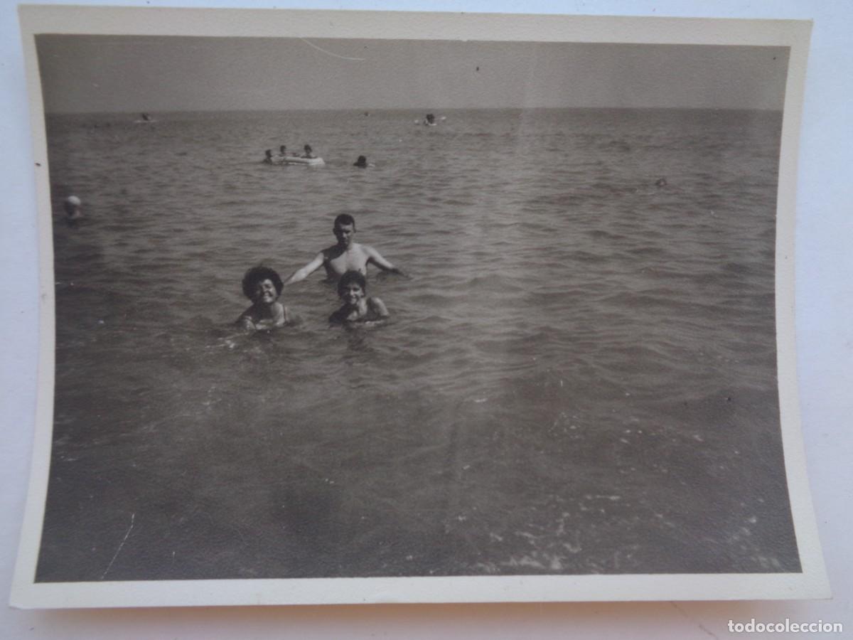Fotograf&iacute;a antigua: FOTO DE GENTE BA&Ntilde;ANDOSE EN EL MAR . ARGL&Eacute;S 1964