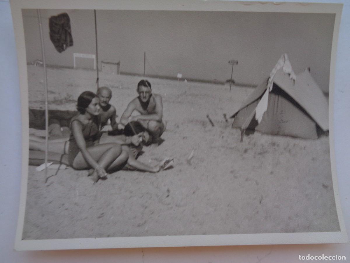 Fotograf&iacute;a antigua: FOTO DE GENTE EN BA&Ntilde;ADOR EN LA PLAYA , TIENDA DE CAMPA&Ntilde;A . ANGL&Eacute;S , 1964