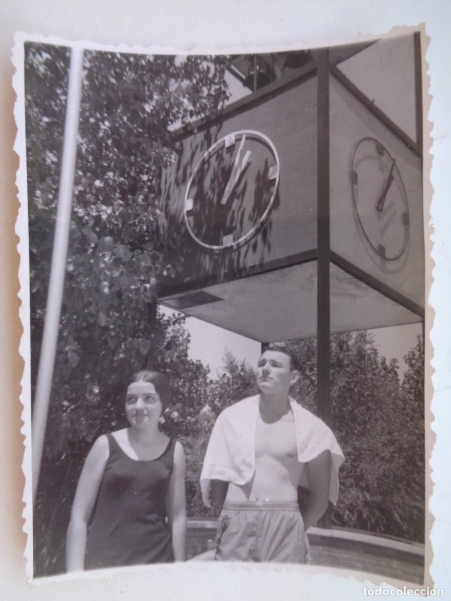 Fotograf&iacute;a antigua: FOTO DE GENTE EN BA&Ntilde;ADOR EN LA PISCINA DEL PARQUE SINDICAL , MADRID 1964