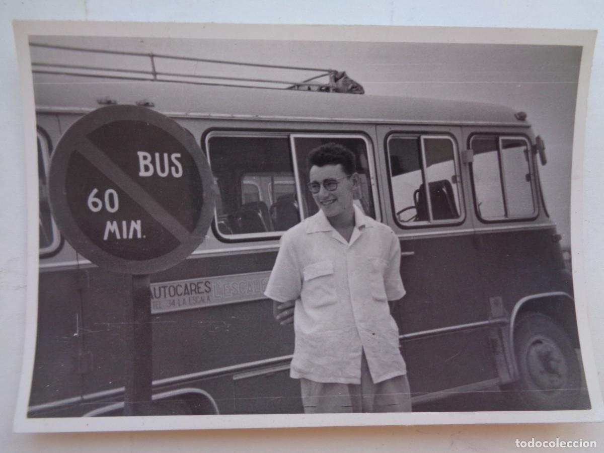 Fotograf&iacute;a antigua: FOTO DE SE&Ntilde;OR Y AUTOCAR DE LA EMPRESA L&acute;ESCALETA . LA ESCALA , 1962