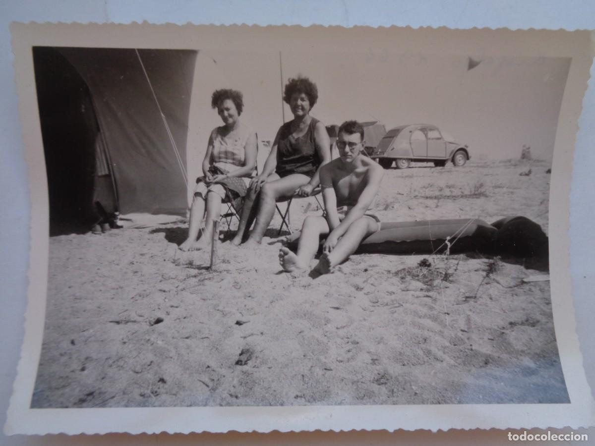 Fotograf&iacute;a antigua: FOTO DE GENTE EN BA&Ntilde;ADOR EN LA PLAYA , DETRAS COCHE DE EPOCA: CITROEN DOS CABALLOS, 1964