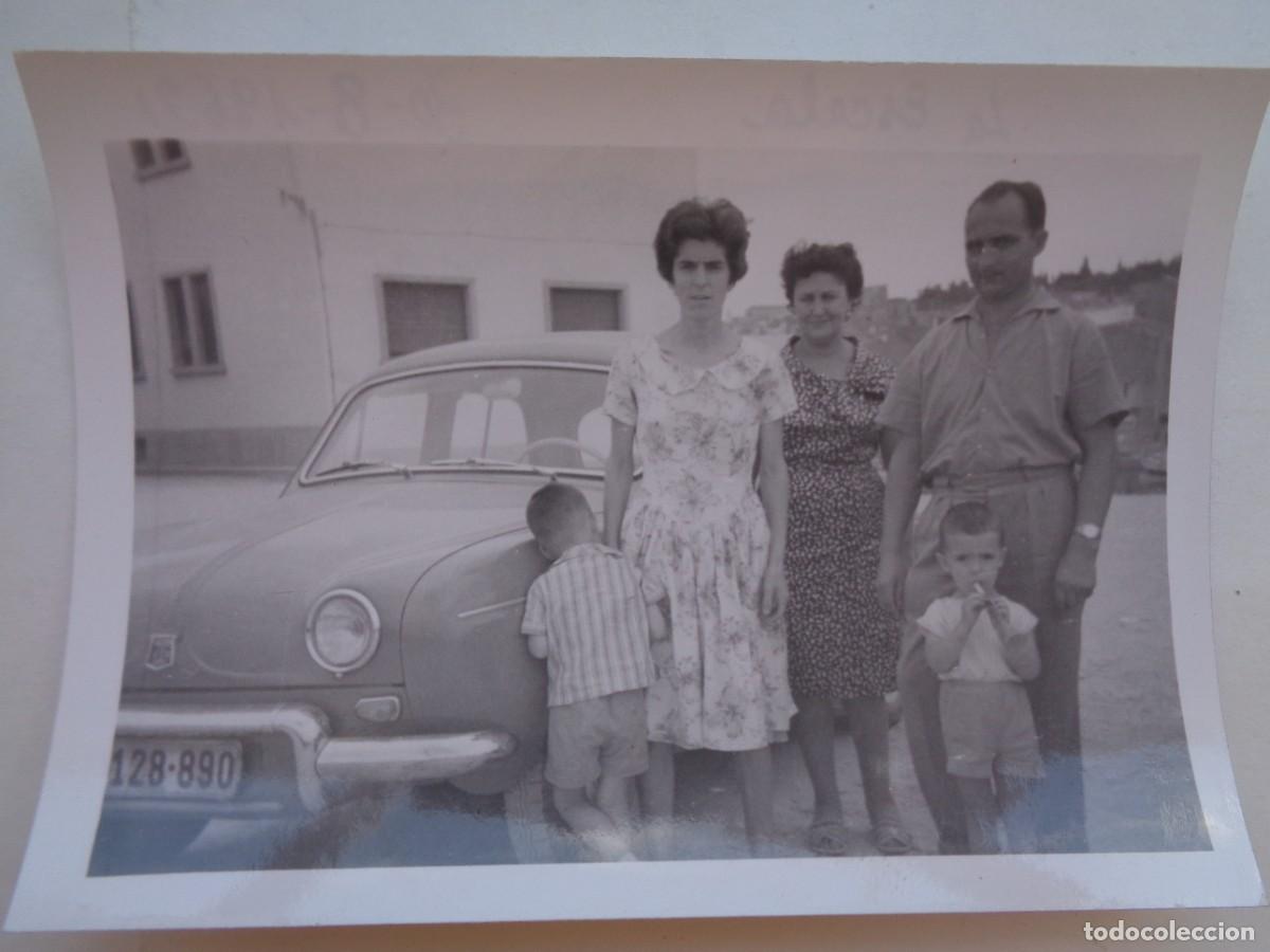 Fotograf&iacute;a antigua: FOTO DE GENTE Y COCHE DE EPOCA . LA ESCALA 1962