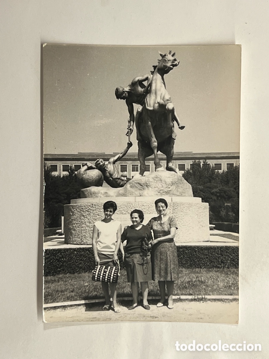 Fotografia antica: MADRID. Ciudad Universitaria. Escultura Los portadores de la Antorcha (a.1963)
