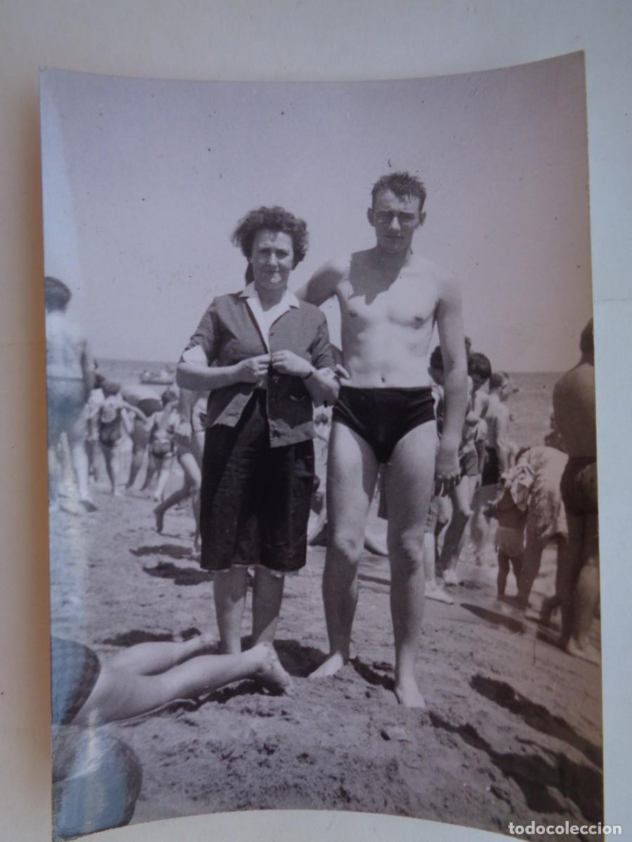 Fotograf&iacute;a antigua: FOTO DE SE&Ntilde;ORA CON JOVEN EN BA&Ntilde;ADOR EN LA PLAYA . BARCELONA , 1964