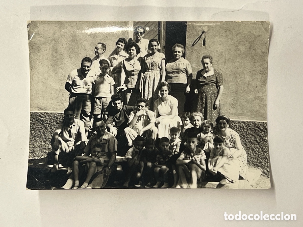 Fotografia antica: FOTOGRAF&Iacute;A Grupo familiar, el Pueblo en fiestas, lugar por identificar (h.1960?) Med&iacute;das: 7,5 x 10,5