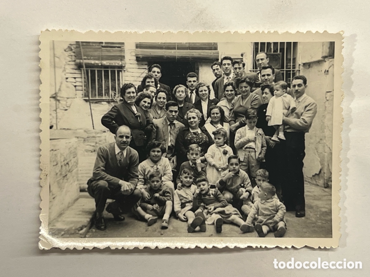 Photographie ancienne: FOTOGRAF&Iacute;A Grupo familiar, el Pueblo en fiestas, lugar por identificar (h.1960?) Med&iacute;das: 7,5 x 10