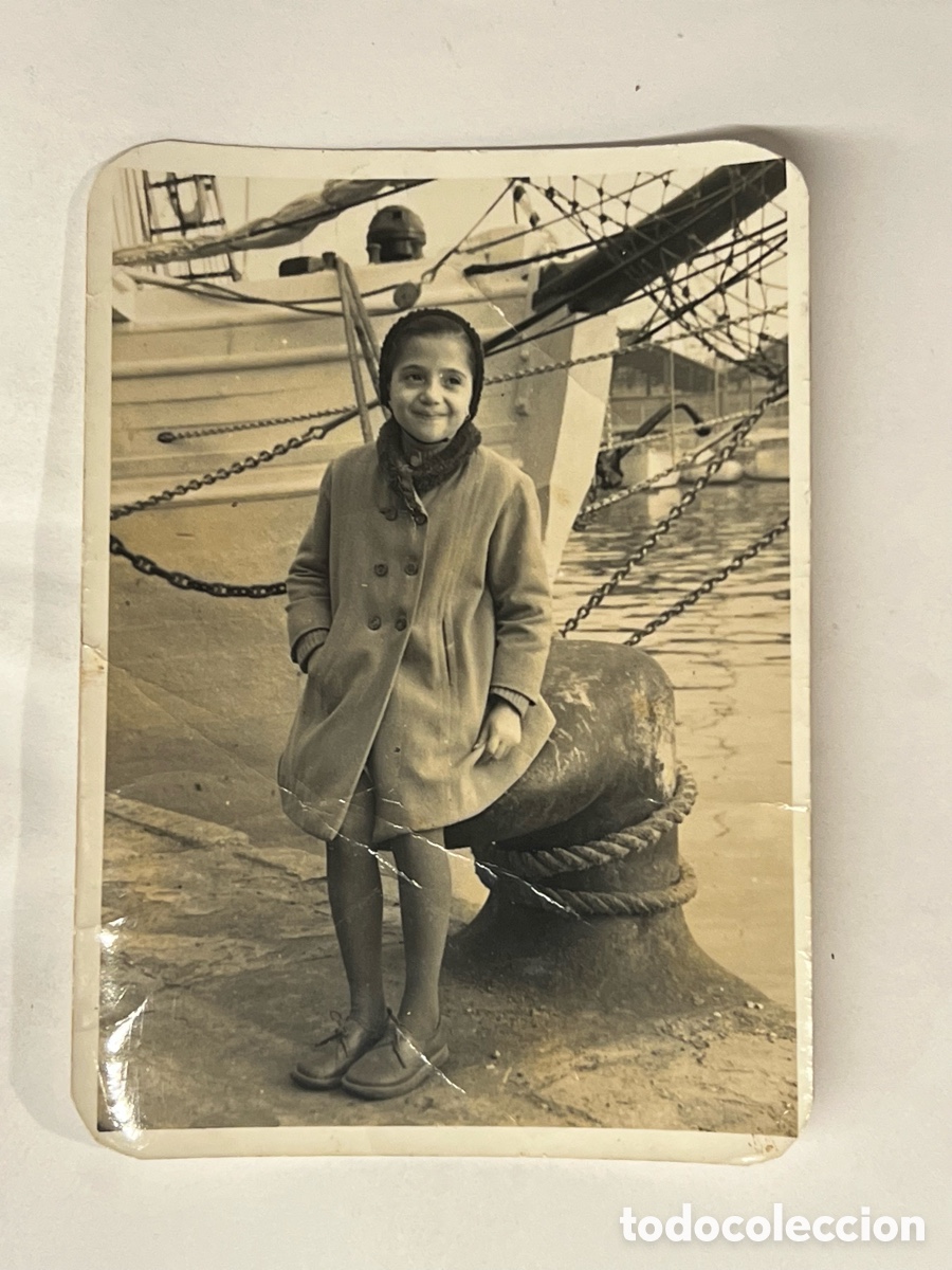 Fotografia antiga: NI&Ntilde;OS Valencia.. una tarde fr&iacute;a de paseo por el Puerto. Invierno de 1960