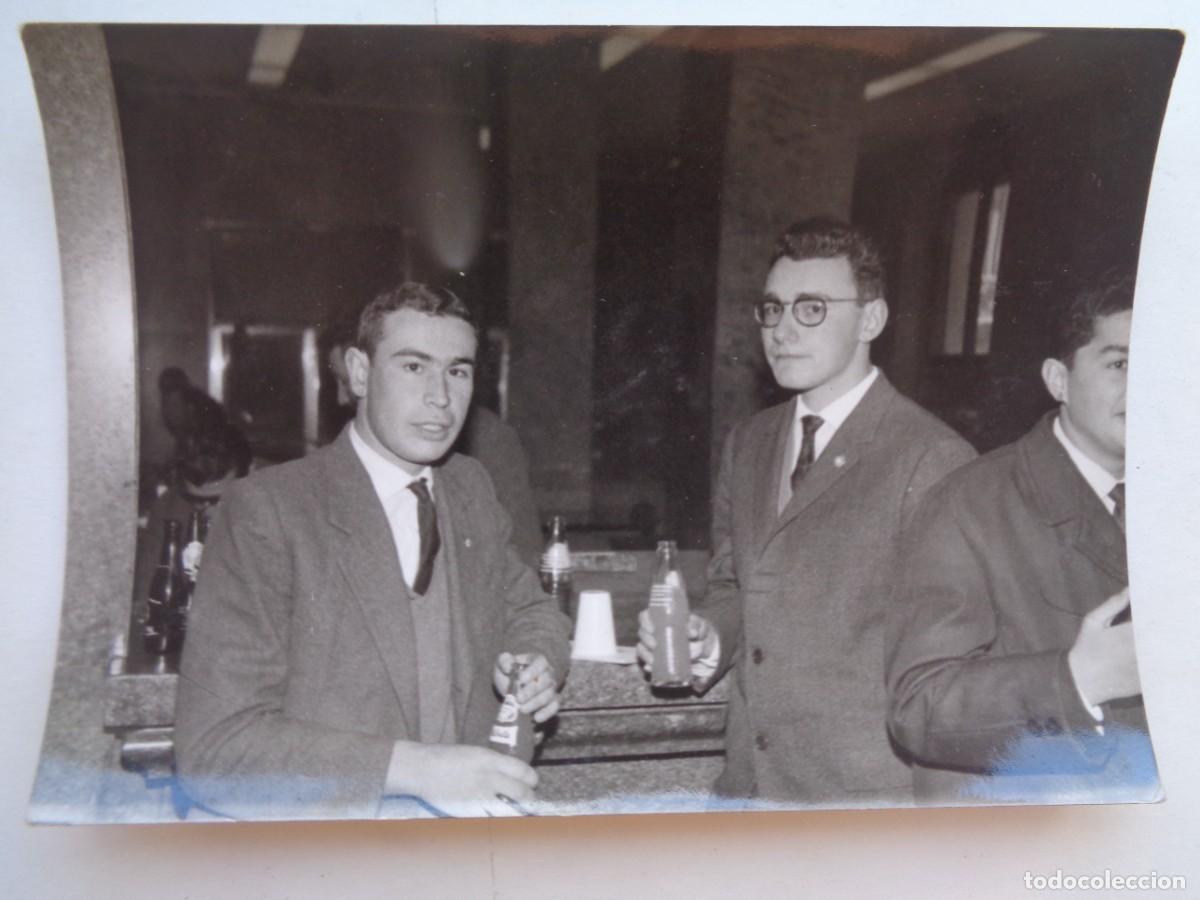 Fotografia antica: FOTO DE JOVENES ELEGANTES TOMANDO UNA FANTA EN UN BAR , 1965