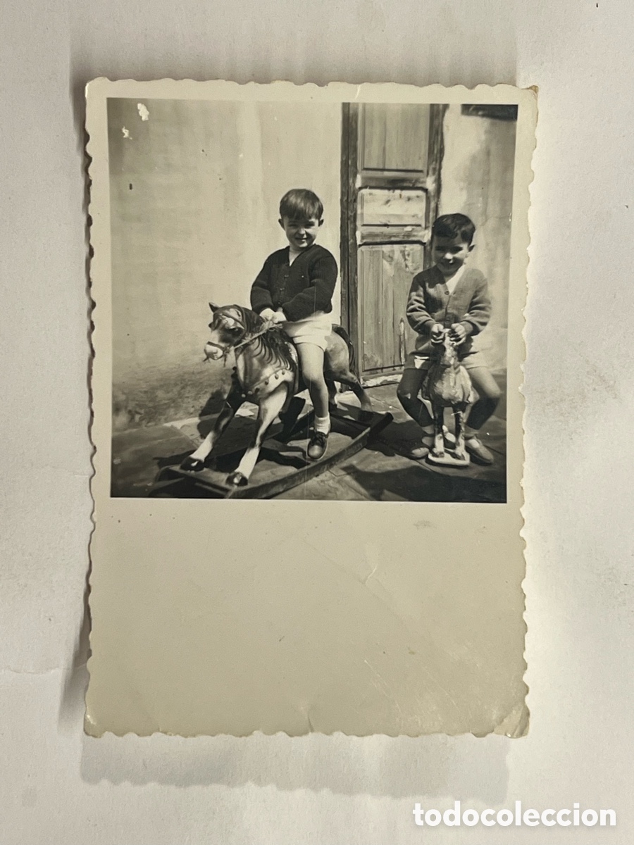 Alte Fotografie: NI&Ntilde;OS Y JUGUETES.. Fotograf&iacute;a Ni&ntilde;os con Caballitos de cart&oacute;n..(h.1960?) Med&iacute;das: 6 x 9