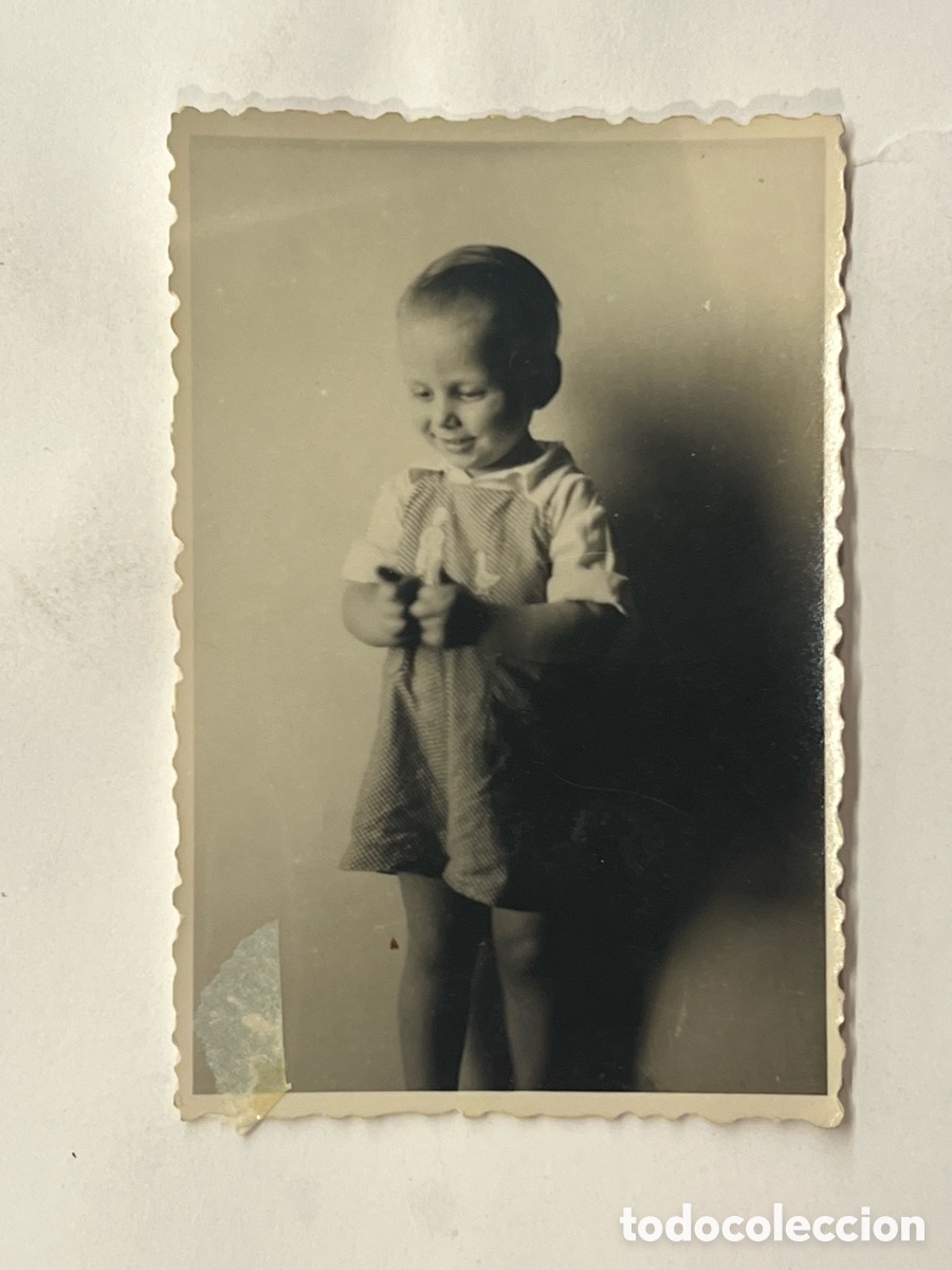 Fotografia antica: NI&Ntilde;OS.. Fotograf&iacute;a antigua. Ni&ntilde;o ri&eacute;ndose.. (h.1960?) Medidas: 5,5 x 8,5 cm