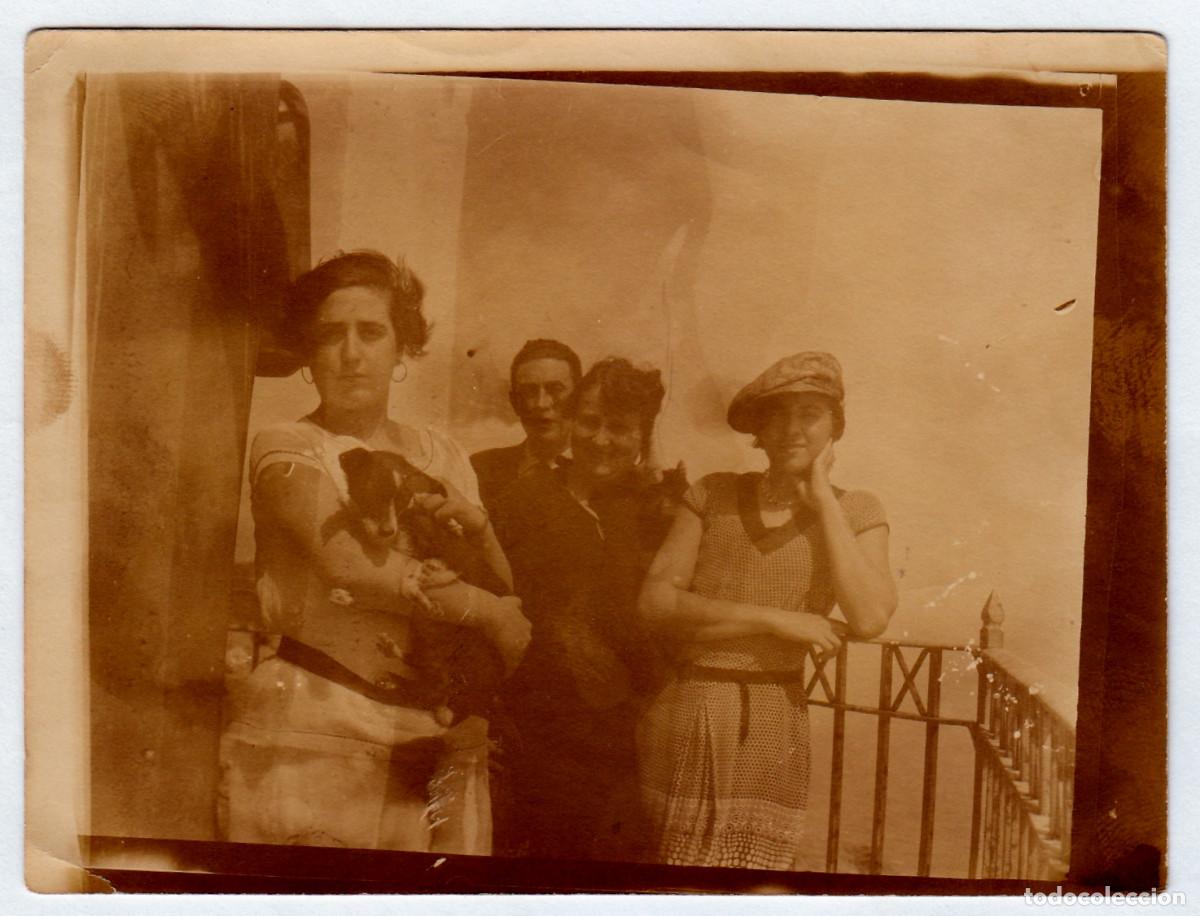 Fotograf&iacute;a antigua: Preciosa foto. Chica con su perro cachorro al brazo. Amigos en el balc&oacute;n. A&ntilde;os 10-20 bm