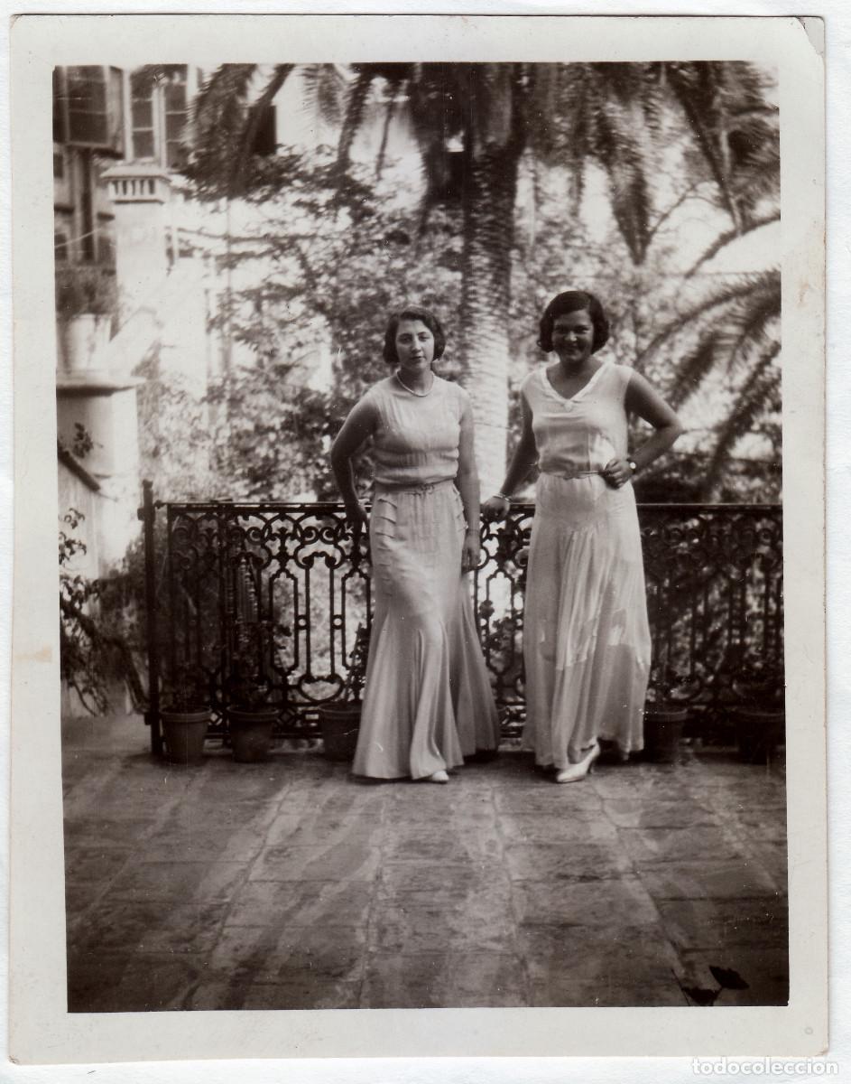 Fotograf&iacute;a antigua: Preciosa foto. Chicas elegantes. Mujeres con sus trajes de gala en el balc&oacute;n. A&ntilde;os 20-30 bm