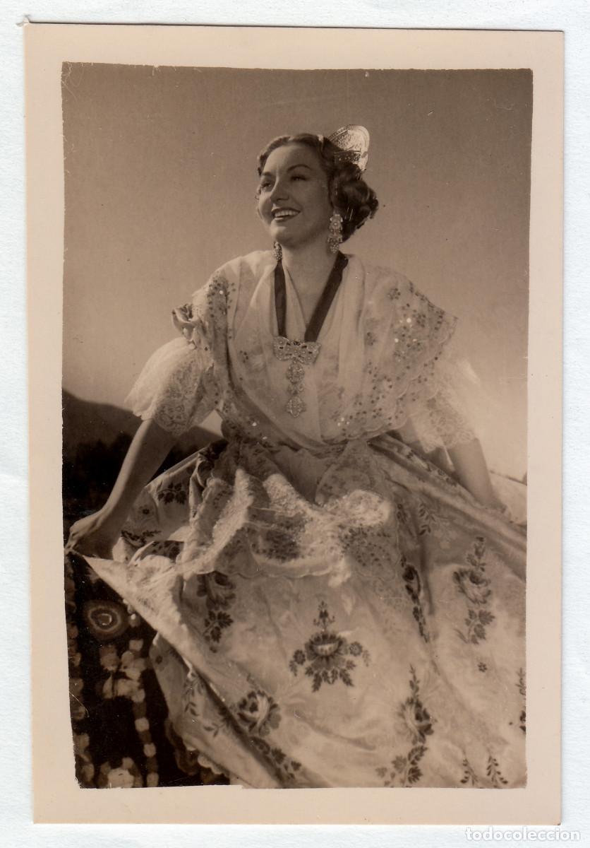 Fotograf&iacute;a antigua: Fallera. Valenciana. Mujer con traje regional. Val&egrave;ncia. Fot&oacute;grafo M. Beringola, Madrid. A&ntilde;os 40 bm