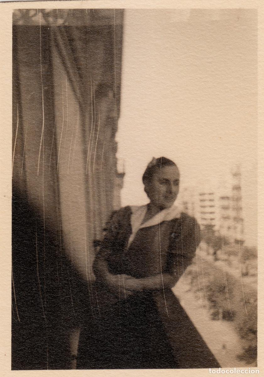 Fotograf&iacute;a antigua: Mujer en el balc&oacute;n. Vista de Madrid?. A&ntilde;os 50 bm