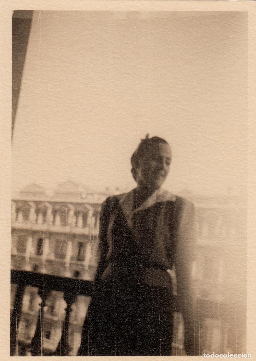 Fotografia antica: Mujer en el balc&oacute;n. Vista de Madrid?. A&ntilde;os 50 bm