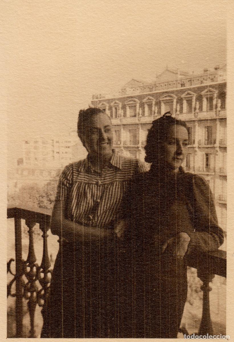 Fotograf&iacute;a antigua: Mujeres en el balc&oacute;n. Vista de Madrid?. A&ntilde;os 50 bm