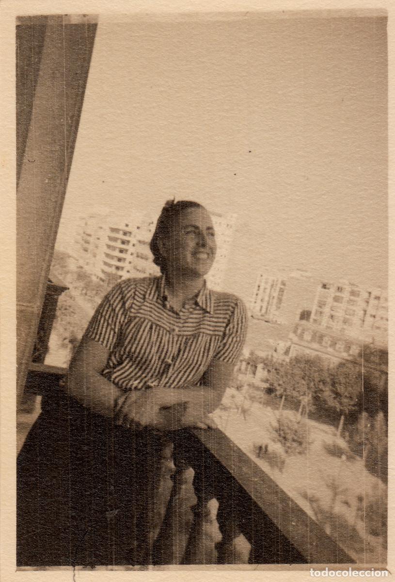 Fotograf&iacute;a antigua: Mujer en el balc&oacute;n. Vista de Madrid?. A&ntilde;os 50 bm