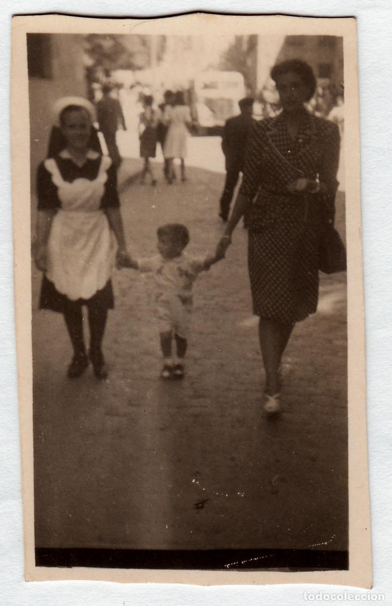 Fotograf&iacute;a antigua: Joven ni&ntilde;era. Mujeres con ni&ntilde;o peque&ntilde;o. Coche antiguo. Foto Verde, Salamanca. A&ntilde;os 40 bm