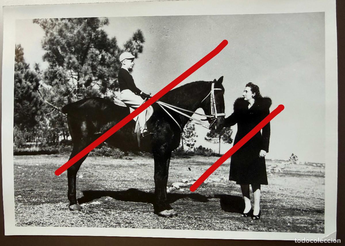 Fotograf&iacute;a antigua: Juan Carlos de Borbon Montando a Caballo Junto a su Madre Maria de las Mercedes de Borbon y Orleans