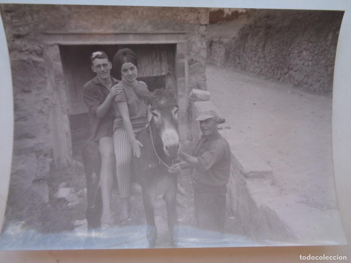 Fotograf&iacute;a antigua: FOTO DE PAREJA MONTADA EN UNA MULA . 1964
