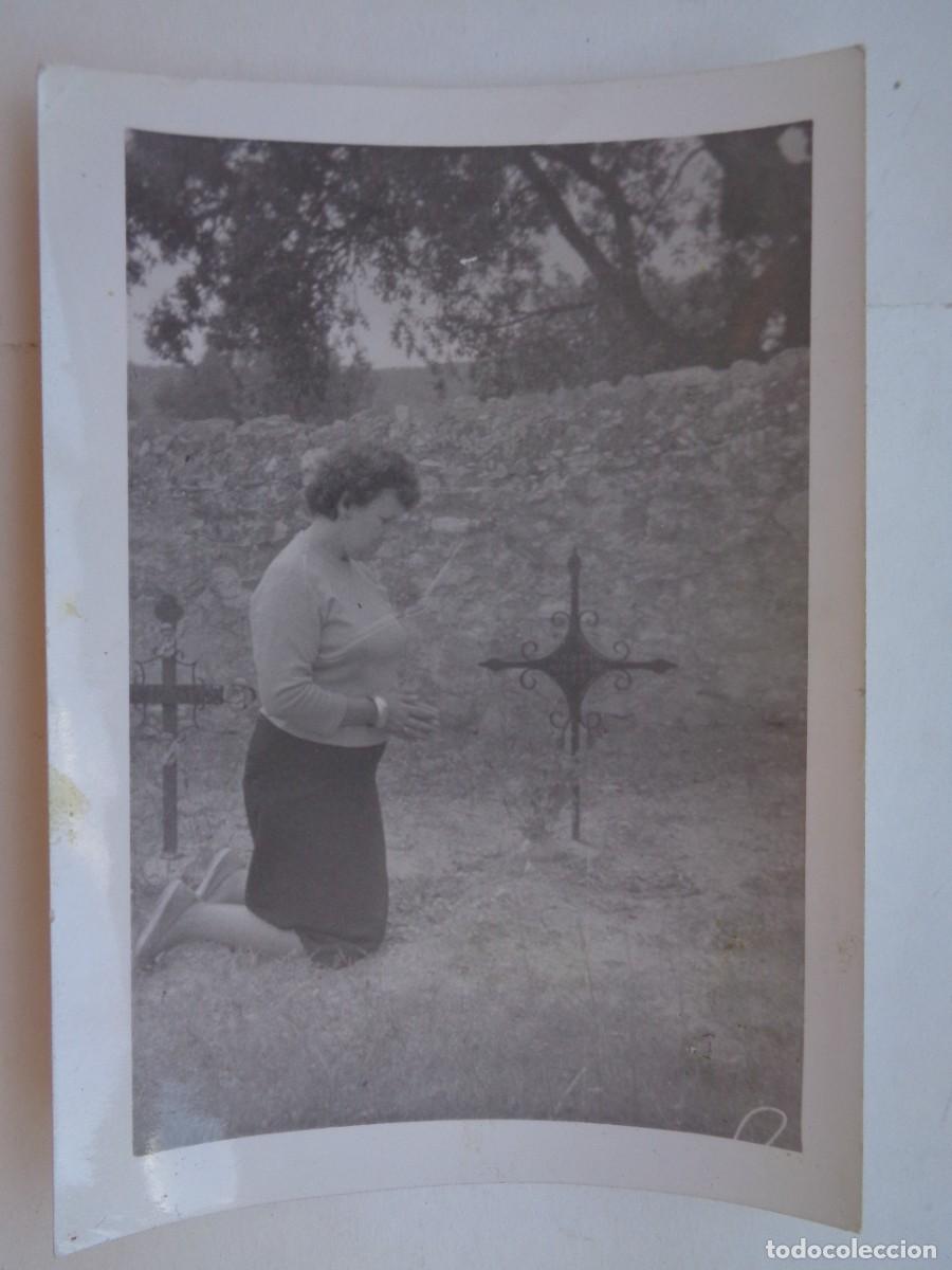 Fotografia antiga: FOTO DE MUJER REZANDO ANTE UNA TUMBA , CEMENTERIO . 1960