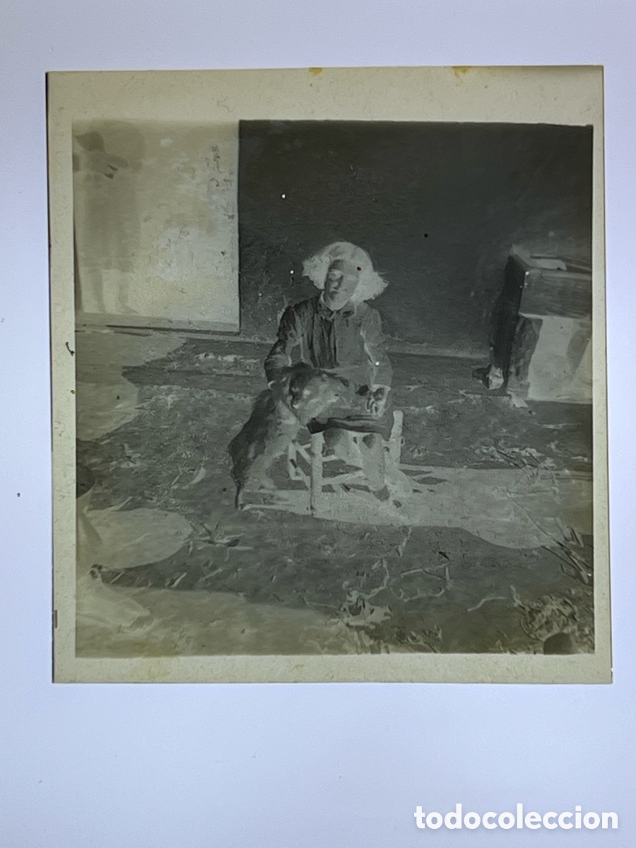 Fotografia antica: CLICH&Eacute; CELULOIDE.. El Corral.., Ni&ntilde;a jugando con su perro (h.1940?) Med&iacute;das: 6 x 6 cm
