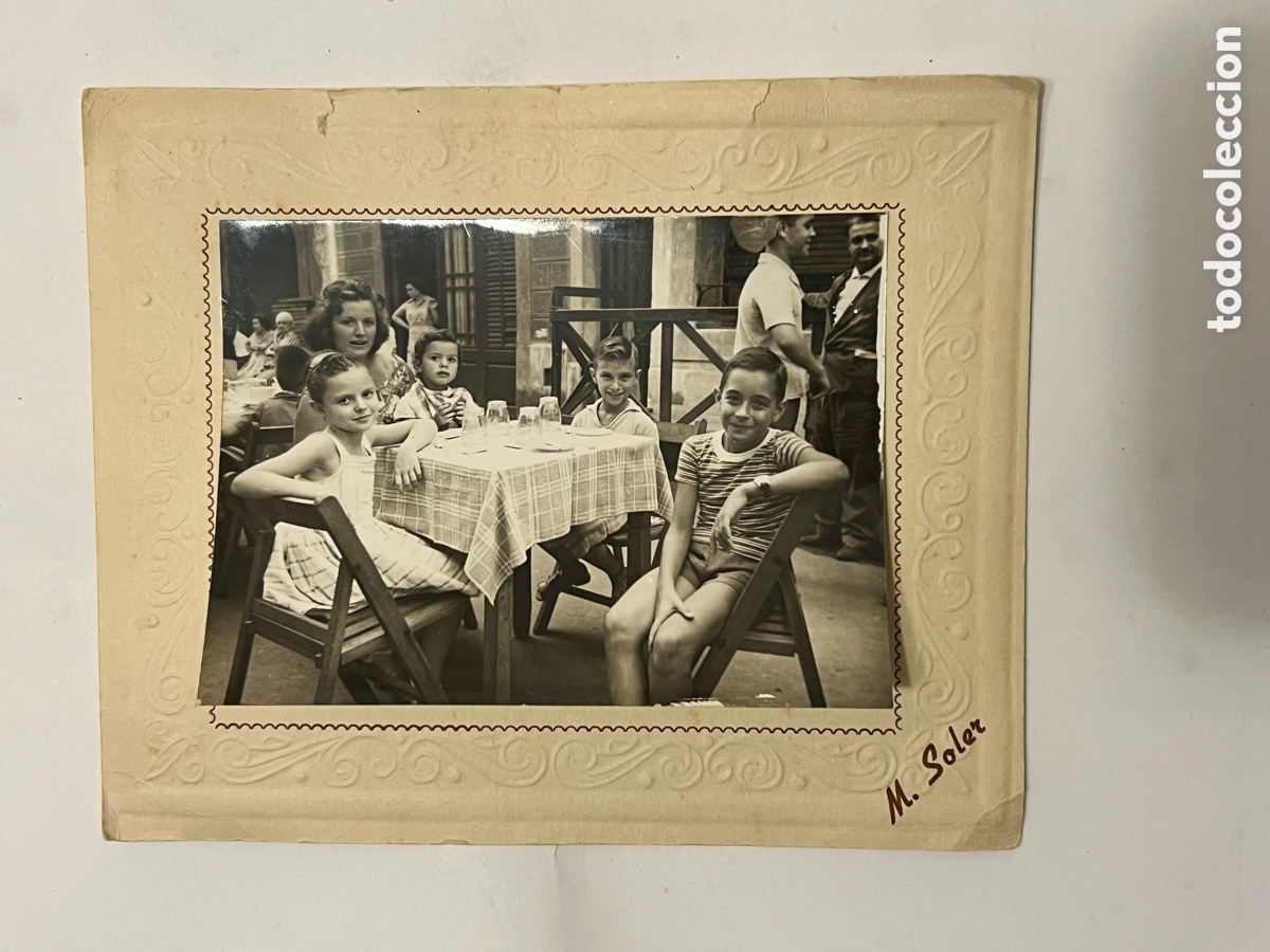 Fotografia antica: BARCELONA. SANS.. M, SOLER, fot&oacute;grafo. Ni&ntilde;os, Terraza, bar.. Cenando con la MaMa.. (a.1960)