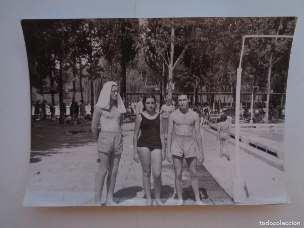 Fotograf&iacute;a antigua: FOTO DE JOVENES EN LA PISCINA, UNO CON TOALLA EN LA CABEZA