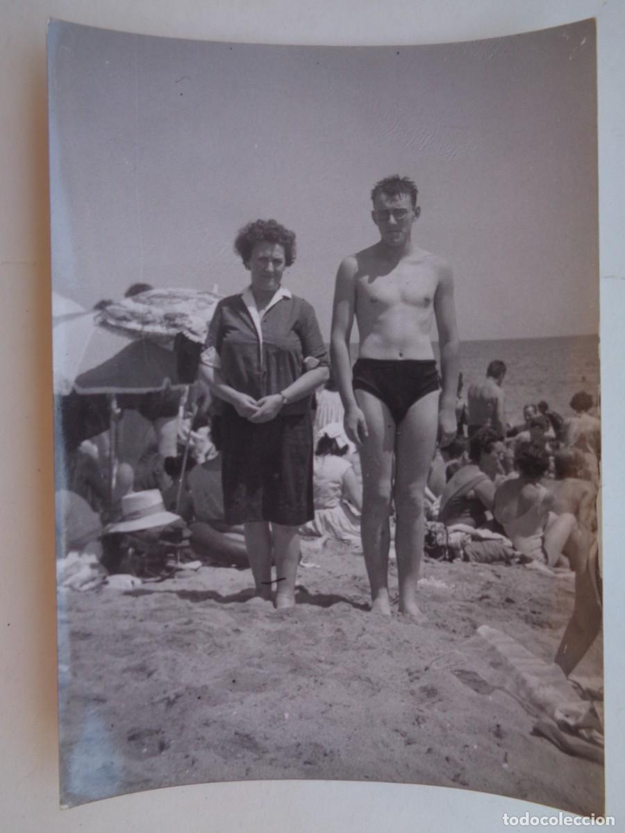 Fotograf&iacute;a antigua: FOTO DE SE&Ntilde;ORA Y JOVEN EN BA&Ntilde;ADOR EN LA PLYA . BARCELONA 1964