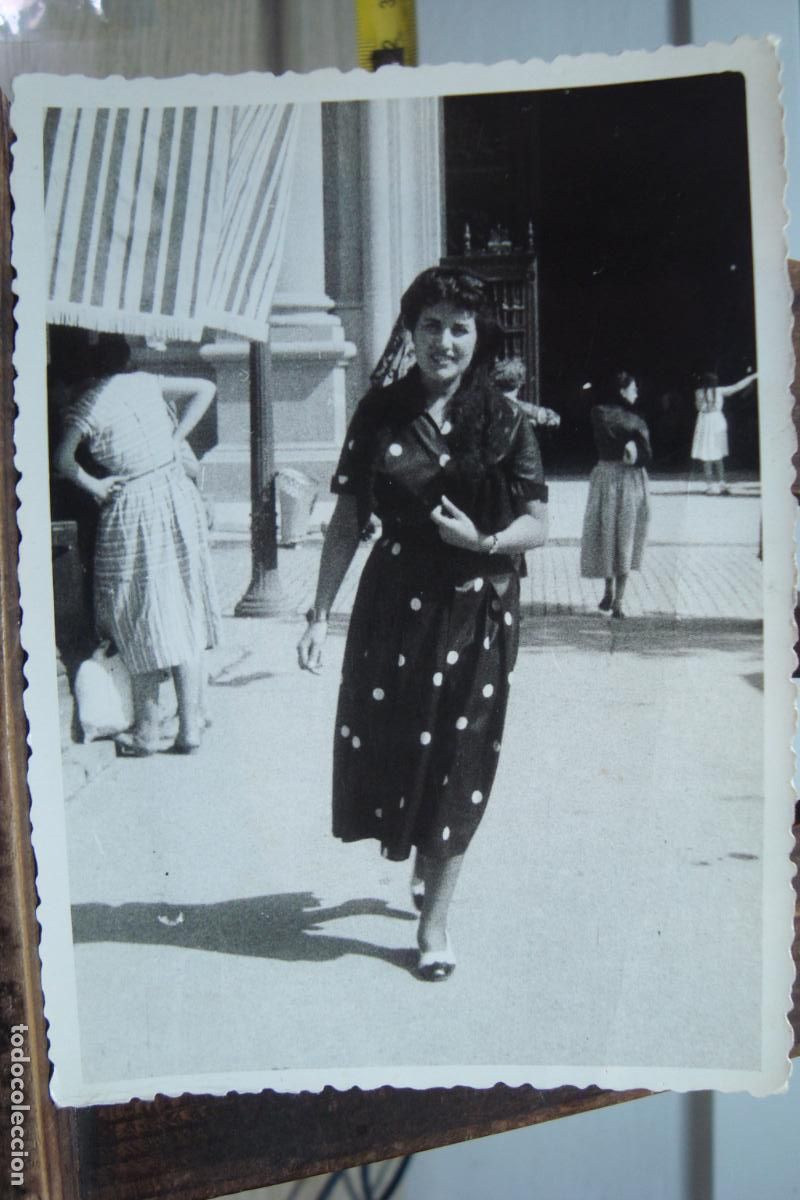 Fotograf&iacute;a antigua: ANTIGUA FOTOGRAFIA CHICA CON MANTILLA. FOTO ARROYO ZARAGOZA 1953.